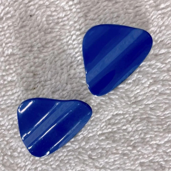 Vintage Blue Painted  Metal Rippled Triangle Pierced Earrings Costume Jewelry - Picture 6 of 7